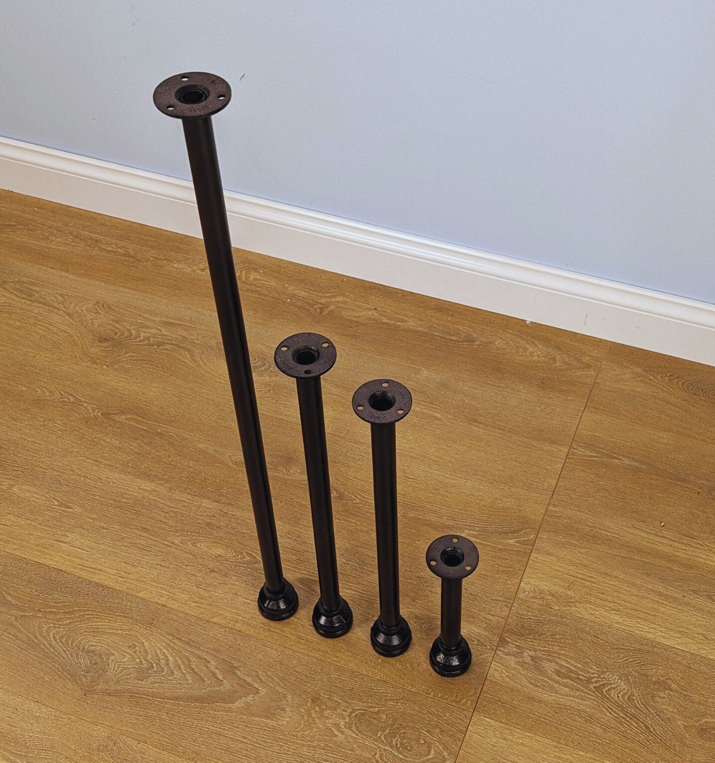 customizable furniture legs made from 3/4" malleable pipe in steampunk style. Available in various colours and adjustable heights from 10cm to 120cm. Ideal for enhancing furniture or DIY projects.